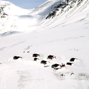 Forskningsstationen vid Tarfala Kebnekaise-massivet, med STF:s fjällstuga i bakgrunden. Arkivbild.