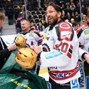 Med guldhjälmar firar Frölunda segern i söndagens final fem i bäst av sju i SM-slutspelet i SHL mellan Skellefteå AIK och Frölunda HC i Skellefteå Kraft Arena.