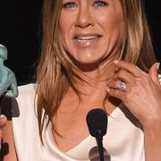 Jennifer Aniston tar emot ett pris under The Screen Actors Guild Awards i januari.