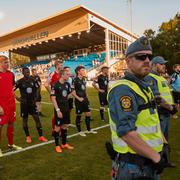 Malmö FF-spelarna möter sina supportrar efter matchen.