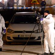 Polisens tekniker på platsen för skottlossningen.