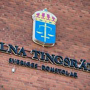 Solna tingsrätt har beslutat att den kinesiska medborgaren kommer fortsätta sitta anhållen.