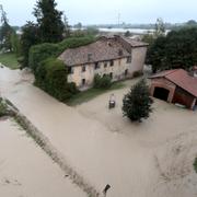 Floden Lamone i Emilia-Romagna svämmar över.