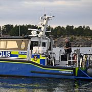 Polis på plats vid den ö där en man misstänks ha mördat sin flickvän, som han varit tillsammans med i åtta månader.