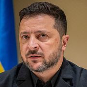 Till vänster: Donald Trump visar upp en bild på honom och Vladimir Putin. Till höger: Ukrainas president Volodymyr Zelenskyj under en pressträff i Kyjiv den 4 oktober.