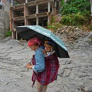 En kvinna med sitt barn i det naturkatastrofdrabbade Nepal.