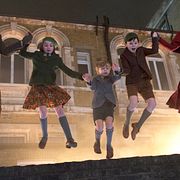 Lin-Manuel Miranda, Pixie Davies, Joel Dawson, Nathanael Saleh och Emily Blunt i filmen.