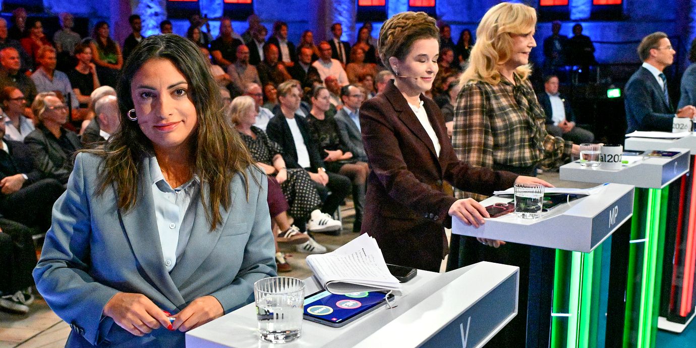 Vänsterpartiets partiledare Nooshi Dadgostar (V), Miljöpartiets språkrör Amanda Lind (MP) och Centerpartiets partiledare Elisabeth Thand Ringqvist (C) under partiledardebatt i SVT.