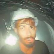 En av de 41 arbetarna på en bild från en video inspelad inne i tunneln. 