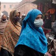 Kvinnor med ansiktsmask på en marknad i Lahore, Pakistan. 