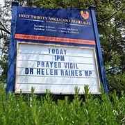 En kyrka visar sitt stöd för Helen Haines, som skadades allvarligt i bilattacken.