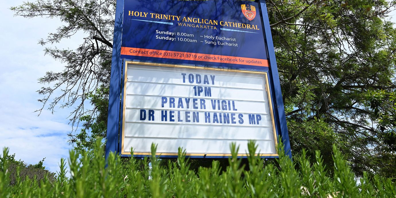 En kyrka visar sitt stöd för Helen Haines, som skadades allvarligt i bilattacken.