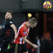 Liverpools Adam Lallana och Sunderlands Sebastian Larsson under kvällens möte.