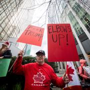 Demonstranter protesterade utanför den amerikanska ambassaden i Vancouver i början på mars.