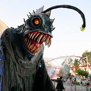 En anställd på nöjesparken Gröna Lund visar upp vad som förefaller vara en läskig marulksdräkt inför årets Halloweenfirande.