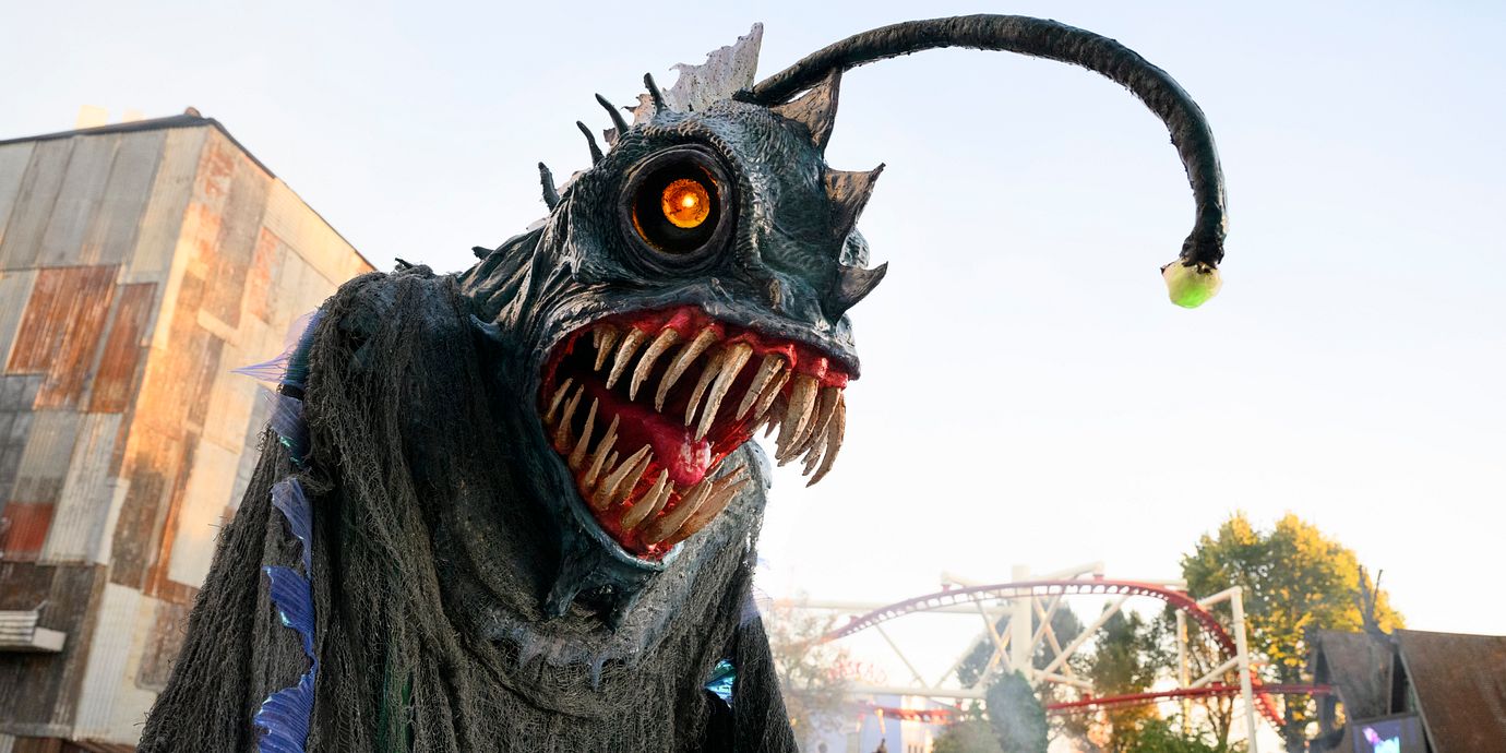 En anställd på nöjesparken Gröna Lund visar upp vad som förefaller vara en läskig marulksdräkt inför årets Halloweenfirande.
