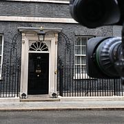 En TV-kamera står uppställd utanför Downing Street nummer 10, där premiärministern Keir Starmer har sitt residens.