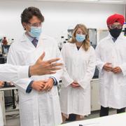 Arkivbild. Premiärminister Justin Trudeau vid forskningscenter i Montreal. 