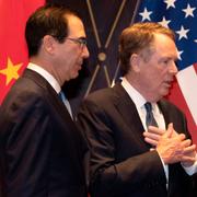 Arkivbild: USA:s finansminister Steven Mnuchin och handelsrepresentanten Robert Lighthizer tillsammans med Kinas vice premiärminister Liu He i Shanghai i fjol. 