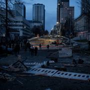 Folk samlades runt det skadade hotellet i centrala Kyiv. Felipe Dana / AP