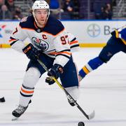 McDavid bär in pucken i anfallszonen i en match i december förra året.