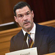 Spansk soldat vid exklaven Ceuta och migrationsminister Johan Forssell (M).