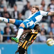 Göteborgs Tobias Hysén och Häckens Mohammed Abubakari.