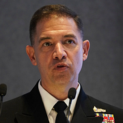 Amiralen Brad Cooper och attacker mot irans huvudstad Teheran.