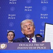 Donald Trump i samband med att fredsrådet instiftades.