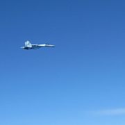 En bild från franska försvarsmakten som visar hur två ryska stridsflyg flyger över Östersjön.