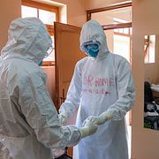 Läkare som hanterar ett utbrott av ebola 2022.