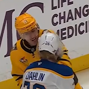 Dahlin får en klubba i ansiktet.