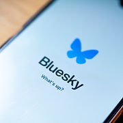 De fem mest blockerade kontona på Bluesky/Bluesky på en telefon.