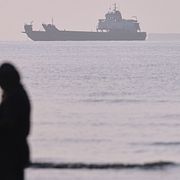 Ett fraktfartyg i Hormuzsundet, sett från stranden.