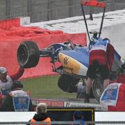 Marcus Ericsson kunde själv kliva ur bilen efter smällen.