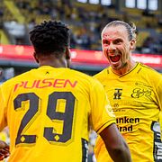 Niklas Hult kramar om Momoh Ibrahim Kamara.