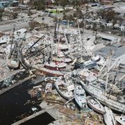 Arkivbild: Båtar ligger huller om buller på land efter orkanen Ians framfart genom Fort Myers Beach i Florida, 7 oktober 2022. 