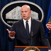 Tillförordnade justitieministern Matt Whitaker (mitten), handelsminister Wilbur Ross och FBI-chefen Christopher Wray presenterar åtalet mot Huawei.