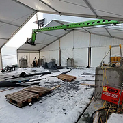 Två män skadades svårt när en mobilkran välte under arbete med att sätta upp en presenning över ett arbetstält utanför Northvolts fabrik i Skellefteå. En av männen omkom.
