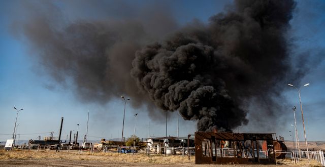En oljedepå som bombats av Turkiet. Baderkhan Ahmad / AP