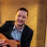 Jens-Frederik Nielsen spelar gitarr på partiet Demokraatits firande efter valet, den 12 mars 2025. 