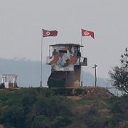 Satellitbild från Google Maps över ett av områdena där Nordkorea byggt mur / Vaktpost vid gränsen.