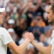 Daniil Medvedev, till höger, gratuleras av Jannik Sinner efter dagens match i London. 