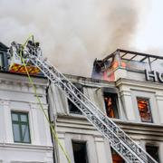 Larmet om branden på hotell Kärnan kom strax före midnatt. På lördagsmorgonen fokuserades arbetet på att begränsa spridningsrisken. 