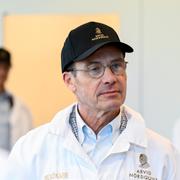 Statsminister Ulf Kristersson (M) under ett besök på Arvid Nordquists kafferosteri i Järfälla.