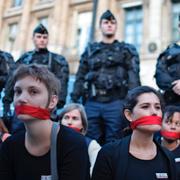 Kim Jong-un och franska Reportrar utan gränser-aktivister under en protest 2011. 