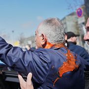 Reza Pahlavi med färgfläckar efter angreppet.