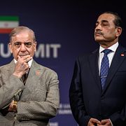 Pakistans premiärminister Muhammad Shehbaz Sharif, till vänster, tillsammans med Pakistans arméchef, fältmarskalk Asim Munir, inför ett fyrpartsmöte mellan USA, Iran, Pakistan och Qatar i Schweiz, 21 juni.