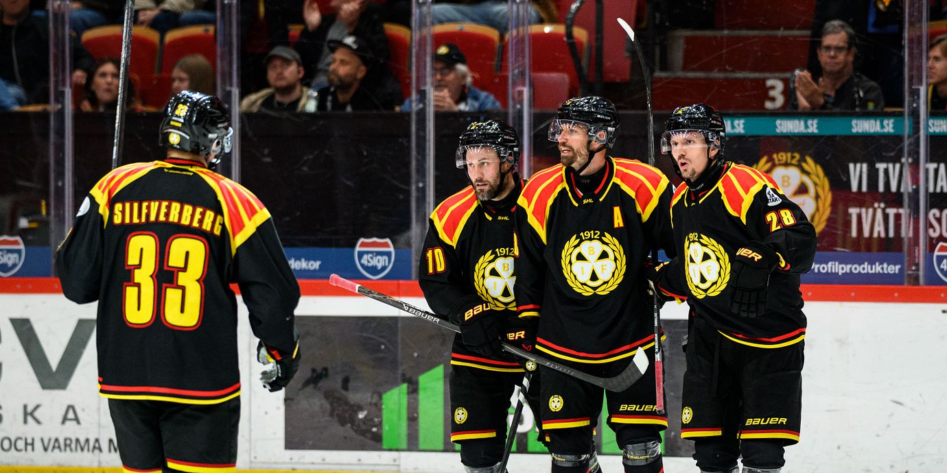 Brynäs Johannes Kinnvall jublar tillsammans med lagkamrater.