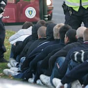 Polisingripande mot huliganer.